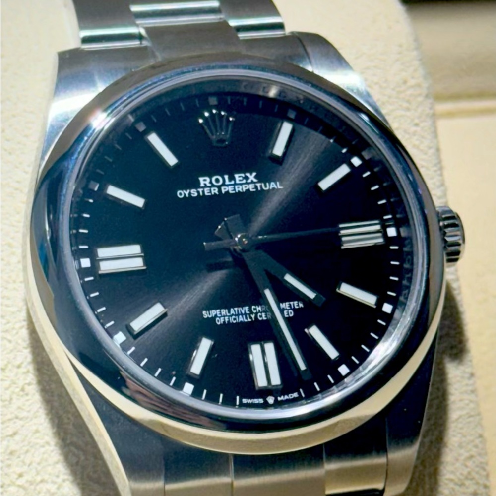 Rolex Oyster Perpetual 124300 Black Oystersteel like new full set (box and card)
